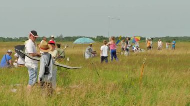 Bir grup insan uçak Model spor yarışması Konotop Ukrayna alan açık havada hazırlık için uçak denize indirmek modelleri derleme tahmini güneşli gün