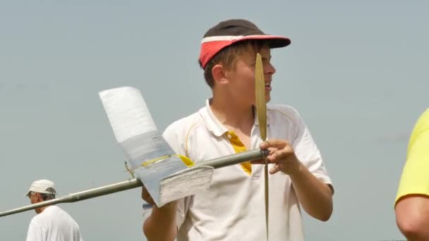 Einführung eines Flugzeugmodells mit Gummimotor Wettbewerb in konotop ukrainischen Teenager-Junge startet ein Flugzeug Schätzung von Start und Flug sonnig — Stockvideo