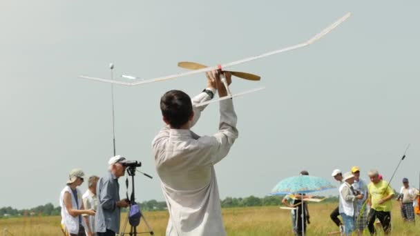 Einführung eines Flugzeugmodells Modell Sport Wettbewerb konotop Ukraine Modell mit Gummimotor ist fliegende Menschen Jury beobachten Schätzung der Modelle — Stockvideo