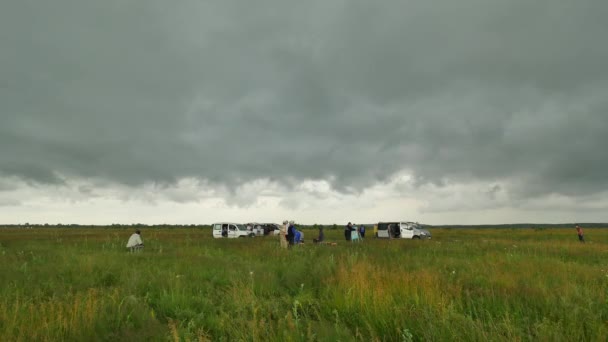 Personas llegaron a la competencia de modelos de aviones deportivos por Minibuses Konotop Ucrania Green Field Preparation For Airplane Launch Models Assembly Cloudy Day — Vídeo de stock