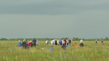 Model uçak spor yarışmaları açık havada Konotop Ukrayna modelleri derleme hazırlık uçak modelleri tahmini bulutlu uçmaktan çalıştırmak için kalabalık.