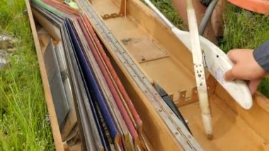 İnsanlar bir ayrıntılar kutusundan uçak modelleri depolama spor yarışma açık havada Konotop Ukrayna için hazırlık uçak denize indirmek modelleri derleme için almak