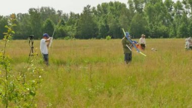 İnsanlar uçak Konotop Ukrayna hazırlanması uçak denize indirmek tahmini için başlangıç ve uçuş rekabet uçak modelleri açık havada tutuyor