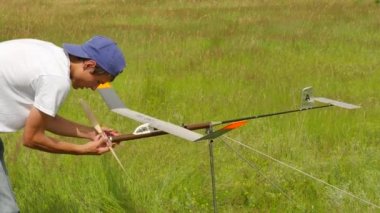 Genç çocuk onun uçak rekabet açık havada Konotop Ukrayna çocukların teknik sanat modelleri derleme tahmini uçağın hazırlanıyor yeşil alan güneşli