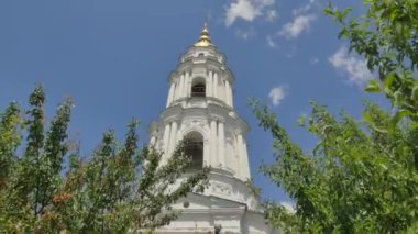 Çan kulesi Kutsal haç Manastırı Poltava şehir yedi kubbeli katedral yeşil çatılı kilise güneşli gün Courtyard beyaz duvarlar ve Windows mavi gökyüzü yaz saati