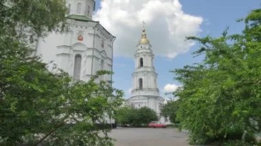 Katedral ve çan kulesi Kutsal haç Manastırı Poltava şehir güneşli gün Courtyard patikalar çiçek yatak yeşil ağaçlar ve çimler beyaz duvarları Windows yaz