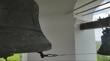 Çan kulesi içinde Kutsal haç Manastırı Poltava şehir çan yakın Seven-Domed Katedrali güneşli gün Courtyard beyaz duvarlar ve Windows yaz