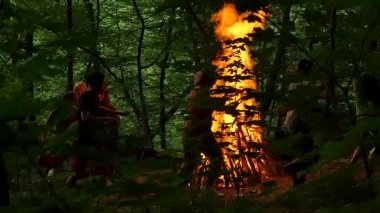 İnsanlar Aroung yangın Ivan Kupala Pagan Festival Kiev erkekler ve kadınlar dans yaz günü yeşil ağaçlar vardır ormandaki Kupala gece kutlamak için gidiyorsun