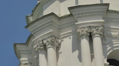 Sütunlar ve çan kulesi yakın Seven-Domed Katedrali Kutsal haç kadın Manastırı Poltava şehir beyaz duvarlar ve Windows yaz gündüz başkentleri