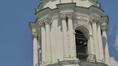 Çan kulesi yakın Seven-Domed Katedrali kutsal çapraz kadın Manastırı Poltava şehir yeşil tavanlı kilise beyaz duvarlar ve Windows güneşli gün yaz saati