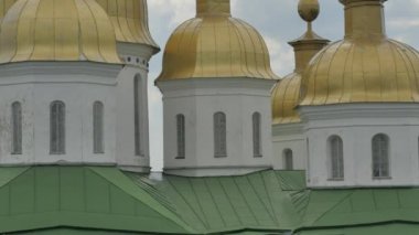 Kilise altın Cupolas Manastırı çan çan kulesi Katedrali Kutsal haç erkek manastır Poltava şehir yedi kubbeli yeşil aracılığıyla görünümünü tavanlı