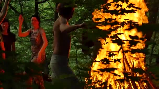 Men and Women Dancing Around Fire Ivan Kupala Pagan Festival Kiev Men and Women Are Going to Celebrate Kupala Night in Forest Green Trees Are Around — Stock Video