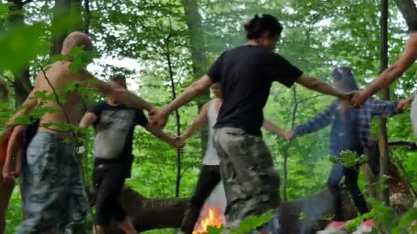 As pessoas estão caminhando em Roundelay em torno do fogo Festival Pagão de Ivan Kupala Kiev Homens e mulheres na Cerimônia Autêntica de Celebração da Floresta de Férias — Vídeo de Stock