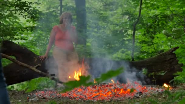 Людина викликає вугілля, ходьба на вугілля Київ язичницького фестивалю Іван Купала чоловіків і жінок на справжні церемонія святкування свята в літній Лес — стокове відео