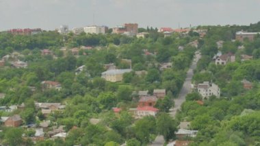 Poltava şehir Ukrayna manzara konut evler küçük ve çok katlı binalar arasında yeşil taze ağaçlar yaz Cityscape güneşli gün Panoraması