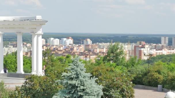 Gente en la Rotonda de la Amistad de los Pueblos Colonnade Trinity Day Panorama de la ciudad de Poltava Ucrania Paisaje Edificios en un horizonte Árboles Verano Paisaje urbano — Vídeos de Stock