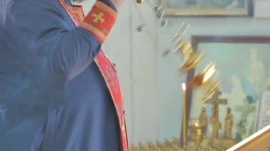 Rahip bir Incensory sırasında hizmet Kiev Ukrayna iç in Ortodoks Kilisesi dini görüntüleri altın dekorasyon haçlar simgesi lambalar şamdanlar kullanıyor