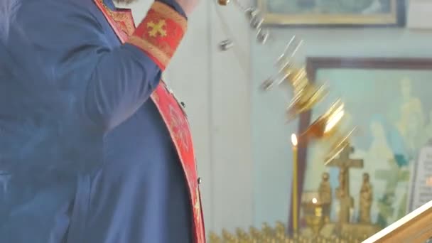 Sacerdote está usando uma incensória durante o serviço Kiev Ucrânia Interior da Igreja Ortodoxa Imagens Religiosas Decoração dourada Cruzes Ícone Lâmpadas Candelabros — Vídeo de Stock