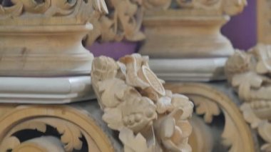 Kilise Poltava Ukrayna iç dini bir duvarlarında Ahşap oyma dekorasyon simgesi lambaları altın dekorasyon öznitelikleri ibadet için kapalı resim