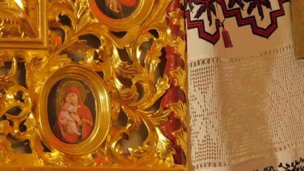 Obrázky uvnitř zlacené rámy Trinity den služby Poltava sedm klenuté katedrála ikon, Marie s dítěte Ježíše vyšívané ručníky dekorace — Stock video