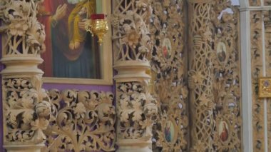 Oyma ahşap dekorasyon Trinity gün hizmet yedi kubbeli katedral Panoraması iç kilise dini Meryem görüntü simgesi lambalar görüntüleri