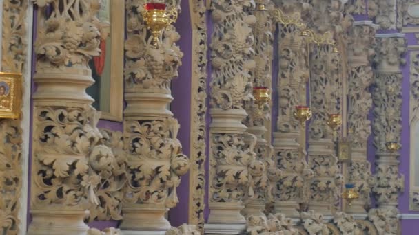 Decoración tallada en madera Iglesia Servicio del Día de la Trinidad Catedral de Siete Cúpulas Poltava Ucrania Interior de la Iglesia Religiosas Imágenes Icono Lámparas Decoración — Vídeo de stock