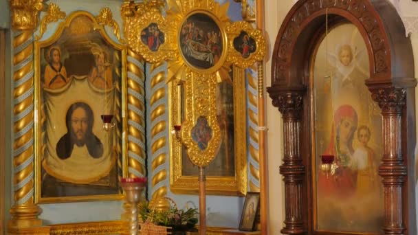 Gyllene dekor av sju kupolkonvexa katedralen Trinity dag Service Poltava Ukraina religiösa bilder av Maria Jesus och heliga förgyllda trä dekoration inomhus — Stockvideo