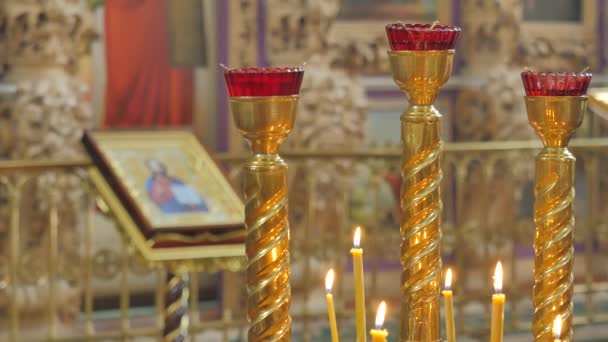 Pictogrammen kaarsen gesneden houten decoratie Trinity dag dienst zeven koepels kathedraal Panorama van het interieur van de kerk religieuze beelden gouden decoratie — Stockvideo