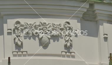Beyaz Fretwork Exterior of Seven-Domed Katedrali Poltava Kutsal haç kadın manastırda güneşli yaz gün beyaz duvar kalıp açık ile dekore edilmiş olduğunu
