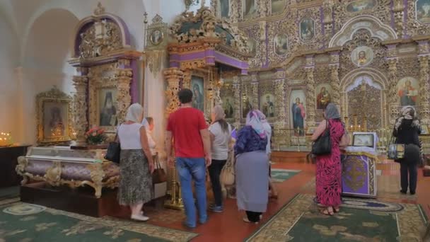 Mensen altaar in Heilig Kruis klooster Trinity dag klokkentoren van de kerk houtsnijwerk iconostase pictogram van goddelijke moeder binnenkant van kamer zeven-koepelvormige kathedraal — Stockvideo