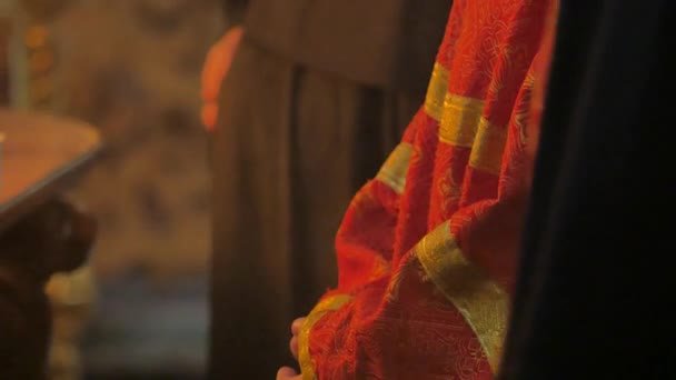 Människor präster med hjälp av Incensory vid service dirigering tjänsten Seven-Domed Cathedral i Poltava dyrkare nunnor i Clergical plagg ljus brinner — Stockvideo