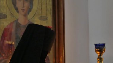 Rahibe Kilisesi Poltava Ukrayna Teslis Günü Kutsal Haç Manastırı Katedral Yanan Mumlar Dini Ortodoks Görüntü İç DinSel Giysiler