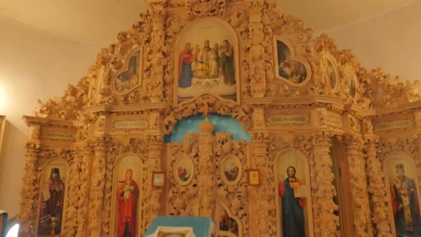 Altare i klocktornet i Heliga Korset kloster Trinity Day Woodcarving Iconostasis ikon av gudomlig mor inne i små rum Sjudomade katedralen — Stockvideo