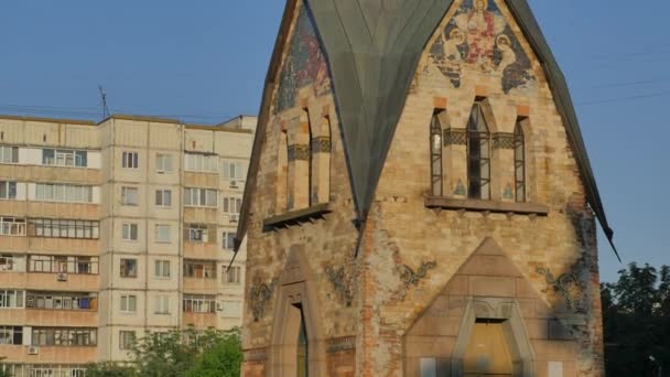 Iglesia antigua decorada con mosaico en el sol a dos aguas brilla brillante casa residencial en un fondo cruz en un verano superior día soleado ventanas puerta de entrada — Vídeo de stock