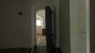 Bir Monk Din Adamları Yatak Masası Fotoğraflar Mobilya Halılar Katta Kutsal Haç Kadın Manastırı Küçük Daire Oturma Odasına Karanlık Koridor Way