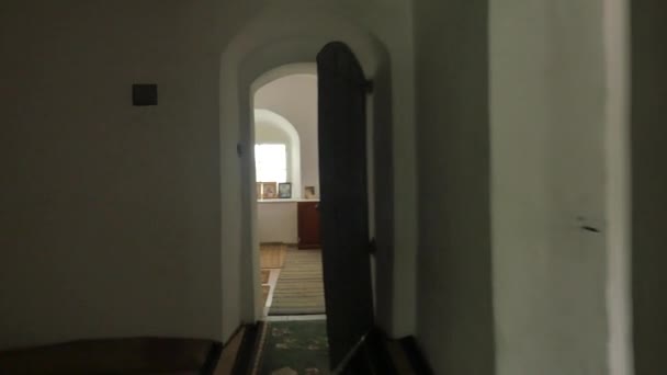 Cesta od temné chodby k malému apartmá obývací pokoj mnicha Clergy postel stůl fotky nábytek koberce na podlaze klášterní klášter žen — Stock video