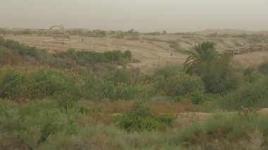Manzara Bulutlu Windy Day Skyline Horizon Ahşap Köprü Nehir Step Ala Hills Sandy Ground Yeşil Çim ve Ağaçlar Rüzgar sallanan vardır