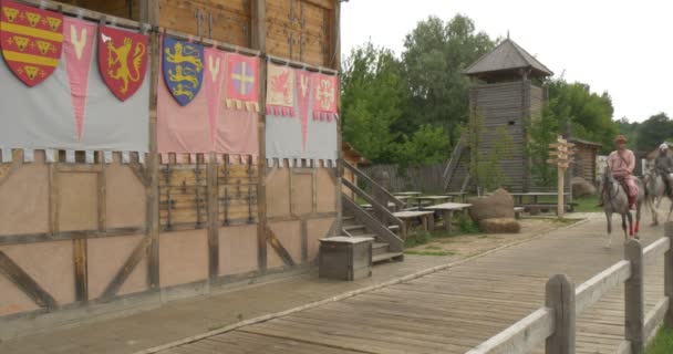 Vladimir el grande y dos guerreros de Hir en armaduras de cadena están montando, pasando por los tribunos en el estadio, Kievan Russ, 11 siglo, reconstrucción — Vídeo de stock