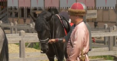 Zincir Zırh ve Kask İki Knights Atlar üzerinde holding, Prens Şapka ve Gömlek, Riders Atları alın, Wooder Road tarafından Sürme
