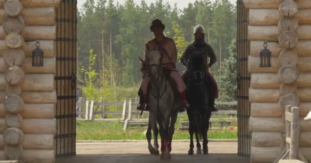 Holztor mit geschmiedeten Elementen geöffnet, Tor in der Festungsmauer, zwei Ritter und Primus Wladimir der Große auf einem Pferd reiten — Stockvideo