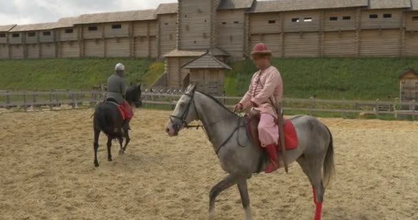 Trzech jeźdźców, Horemen w Chain Armor, Riders stop, wysiąść z koni, Kievan Russ, 11 wieku, odbudowy — Wideo stockowe