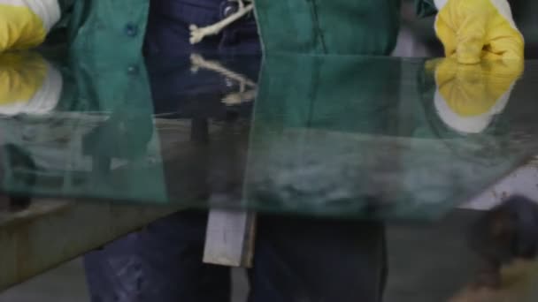 Trabajador en guantes amarillos está poniendo la hoja de vidrio a la lavadora, lavado del vidrio — Vídeos de Stock