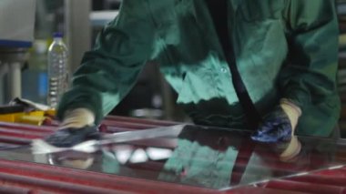 Turuncu Güvenlik Kask Man, İşçi Temperleme için Fırına Taşımadan Önce Cam Logo koyarak, İşçi Cam Taşlama olduğunu