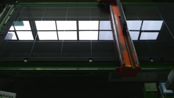Strojní řezání skla, bourání skleněné fólie robotem, mletí skla, neprůstřelné sklo — Stock video