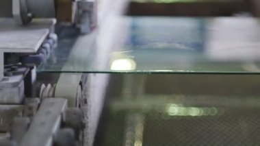 Cam Kenar, Cam Ucu, İşçi Ellerinin, Sarı Eldivenlerin Ellerinin İşlenmesi, Program Kontrolü ile Makinelerde Sac Cam İşleme Fabrikası