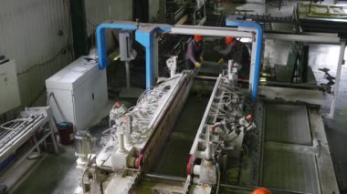 Üç İşçi, Bir Camın Taşlama Makinesine Aktarılması, Sac Camın Program Kontrolü ile Makinelerde İşlenmesi Fabrikası