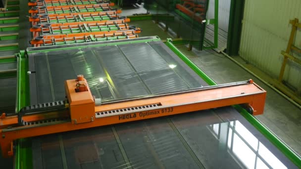 로봇에 의한 시트 유리 절단, 기계, 테이블에 절단, 프로그램 제어와 기계에 시트 유리를 처리의 공장 — 비디오