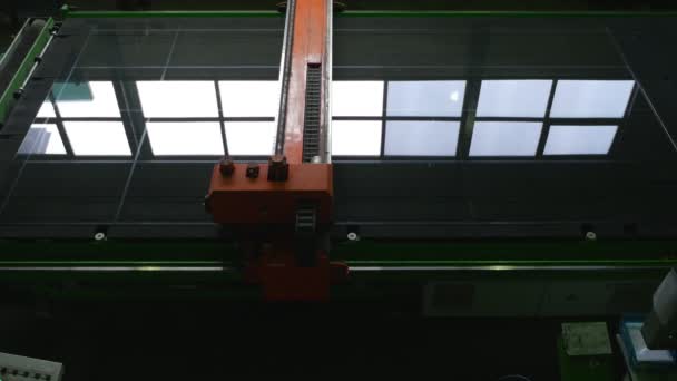 Vyjmutí skla robotem, strojem, pohybujícími se roboty, rozřezávání skleněných listů, řezání skleněného plechu — Stock video