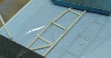 Çocuk Elleri Oyuncak Yapıyor, Grafik Kağıt üzerinde Çizim Kullanarak Model, Çocuk Avia Modelleme Laboratuvarı