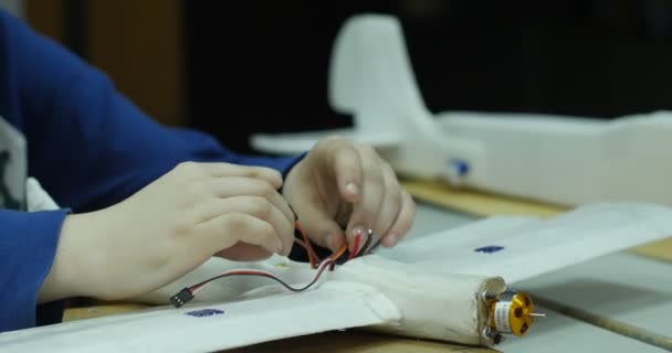 Collegamento di corrente, Mani del bambino, Laboratorio di modellazione Avia per bambini, Costruzione del modello Avia di aereo — Video Stock